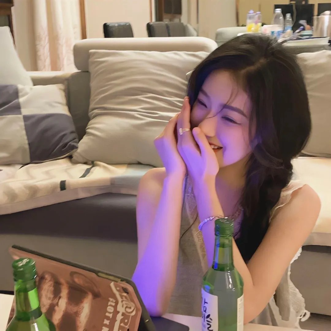 黑料吃瓜官网 - 某顶流男星被曝与经纪人隐婚三年，女方已孕